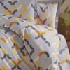 Lenjerie de pat dublu cu imprimeu geometric gri, galben si portocaliu, din bumbac 100% creponat, set de 4 piese.