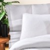 Lenjerie de pat dublu creponata cu elastic 140x200 cm din bumbac, alba, set 4 piese.