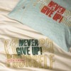 Lenjerie pat dublu bumbac 100% ranforce Cotton Box Forward Bej, cu broderie în relief „NEVER GIVE UP” și mesaje motivaționale pe fundal crem și verde mentă
