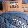 Lenjerie pat dublu bumbac 100% ranforce, Cotton Box State Albastru, cu broderie „STATE COLLEGE 1976 – Brooklyn” pe fundal albastru și perne contrast cărămizii