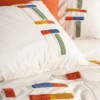 Lenjerie de pat model Katy Cinnamon, design multicolor pe fundal crem, material bumbac 100% ranforce, set 6 piese, cearceaf de pat culoare scorțișoară.