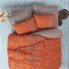 Lenjerie de pat Cotton Box Liya Tile Red, realizată din bumbac 100% ranforce, cu broderii în relief, set 6 piese, culori roșu cărămiziu și gri.