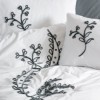 Lenjerie de pat model Mirely Ivy Grey, design gri și alb, material bumbac 100% ranforce, set 6 piese, broderii delicate.