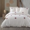 Lenjerie de pat brodată bordo Saheser Florita, model cu broderii florale și volane, set de 6 piese din bumbac ranforce