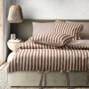 Lenjerie pat dublu bumbac 100% ranforce MySleep Scorțișoară ecru cu dungi cărămizii și funde decorative