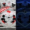 Lenjerie de pat dublu Disney Minnie și Mickey Amour, imprimeu alb-negru roșu cu elemente fosforescente, 4 piese, bumbac.