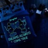 Lenjerie de pat dublă Disney Minnie și Mickey Dreams Glow, cu elemente fosforescente, nuanțe de roșu, alb și negru, imagini și mesaje de iubire, 4 piese, bumbac