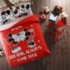Lenjerie de pat dublă Disney Minnie și Mickey Dreams Glow, cu elemente fosforescente, nuanțe de roșu, alb și negru, imagini și mesaje de iubire, 4 piese, bumbac