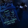 Lenjerie de pat dublă Disney Minnie și Mickey Dreams Glow, cu elemente fosforescente, nuanțe de roșu, alb și negru, imagini și mesaje de iubire, 4 piese, bumbac
