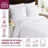 Lenjerie de pat dublu damasc alba 4 piese calitate Horeca cu dungi de 1 cm pentru hoteluri si pensiuni