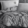 Lenjerie de pat dublu bumbac 100% ranforce, model baroc alb pe fundal negru, cu fețe de pernă crem brodate – colecția Majeste, stil luxos și rafinat