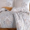 Lenjerie de pat dublu din bumbac 100% ranforce, cu imprimeu paisley în nuanțe de galben muștar, gri, bej și crem, cu fețe de pernă brodate elegante