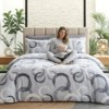 Lenjerie de pat dubla bumbac 100% satinat model cu cercuri gri abstract, 4 piese, fabricata in Romania