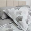 Lenjerie de pat dubla bumbac 100% satinat model cu frunze ginkgo gri, 4 piese, fabricata in Romania