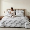 Lenjerie de pat dubla bumbac 100% satinat model cu frunze ginkgo gri, 4 piese, fabricata in Romania