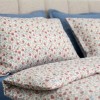 Lenjerie de pat dubla bumbac 100% satinat floricele rosii/bleu, 4 piese, fabricata in Romania