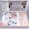 Lenjerie de pat dubla cu elastic din bumbac 100% reversibila bujori roz piersica elegant, 4 piese, fabricata in Romania