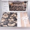 Lenjerie de pat dubla cu elastic din bumbac 100% reversibila floral bej elegant, 4 piese, fabricata in Romania