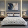 Lenjerie de pat dubla cu elastic din bumbac 100% reversibila flori de camp albastre eleganta, 4 piese, fabricata in Romania