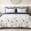 Lenjerie de pat dubla cu elastic din bumbac 100% reversibila flori de camp si fluturi elegant, 4 piese, fabricata in Romania