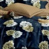 Set lenjerie de pat finet 6 piese cu flori crem si alb pe fundal bleumarin, cearceaf pilota 200x220 cm