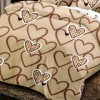 Set lenjerie de pat finet 6 piese cu inimi maro si bej pe fundal crem, cearceaf pilota 200x220 cm