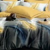 Set lenjerie de pat finet 6 piese cu cu pene galbene si albastre pe fundal gri, cearceaf pilota 200x220 cm