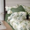 Lenjerie de pat dublu din finet cu 6 piese, model cu frunze tropicale pe fundal deschis si cearsaf verde uni