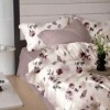 Lenjerie de pat dublu din finet cu 6 piese, model cu trandafiri roz și fluturi pe fundal crem