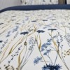 Lenjerie de pat dublu Field of Blues din bumbac ranforce premium cu flori de câmp albastre și verso bleumarin