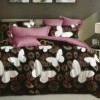 Lenjerie de pat dublu din finet cu 6 piese, design cu fluturi albi și modele decorative pe fundal negru.