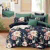 Lenjerie de pat dublu din finet cu 6 piese, design floral cu flori mari în nuanțe de roz și crem pe fundal verde închis.