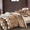 Lenjerie de pat dublu din finet cu 6 piese, model floral în nuanțe de maro, așternută pe un pat într-un dormitor elegant.