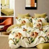 Lenjerie de pat dublu din finet cu 6 piese, decorată cu modele florale în nuanțe de crem și maro pe fundal deschis.