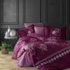 Lenjerie de pat satin de lux cu motive florale roz pe fundal vișiniu, set de 6 piese