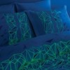Lenjerie de pat alba Satin de Lux Fosforescentă TAC Crystal, din bumbac 100%, cu design geometric în nuanțe de albastru și gri.