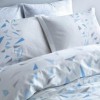 Lenjerie de pat alba Satin de Lux Fosforescentă TAC Crystal, din bumbac 100%, cu design geometric în nuanțe de albastru și gri.
