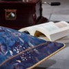 Lenjerie de pat din satin de lux model Damask albastru-auriu cu design damasc