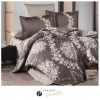 Lenjerie de pat bumbac satinat model Melrose cu model floral alb, accente elegante și fundal maro ciocolată