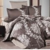 Lenjerie de pat bumbac satinat model Melrose cu model floral alb, accente elegante și fundal maro ciocolată