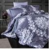 Lenjerie de pat bumbac satinat model Melrose cu model floral alb, accente elegante și fundal gri închis