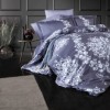 Lenjerie de pat bumbac satinat model Melrose cu model floral alb, accente elegante și fundal gri închis