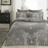Lenjerie de pat TAC Burano Vizon cu design geometric gri și bej pe bumbac 100% satinat mercerizat, include cearceaf de pat, husă de pilotă și fețe de pernă