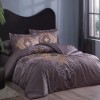 Lenjerie de pat TAC Miura cu design elegant gri și auriu, detalii brodate, pe bumbac 100% satinat mercerizat, include cearceaf de pat, husă de pilotă și fețe de pernă