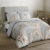 Lenjerie de pat satin de lux Neira cu motive geometrice bej și gri pe fundal gri deschis, set de 6 piese