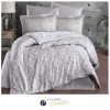 Lenjerie de pat bumbac satinat model Toledo cu model floral alb, accente elegante și fundal gri deschis