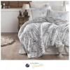 Lenjerie de pat bumbac satinat model Tuluna cu model floral negru pe fundal alb, accente elegante și detalii delicate