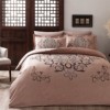 Lenjerie pat bumbac satinat 100% cu motive decorative maro și crem pe fundal bej, model Blanda, 6 piese