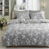 Lenjerie de pat bumbac satinat model Shadow cu model floral alb pe fundal gri, accente elegante și detalii delicate