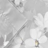 Lenjerie de pat bumbac satinat model Shadow cu model floral alb pe fundal gri, accente elegante și detalii delicate